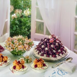 PROFITEROLES RIPIENI DI GELATO, GELATO ALLA VANIGLIA E PROFITEROLES