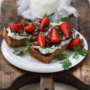 RICOTTA CON CIPOLLE ALL'ACETO BALSAMICO FRAGOLE E PREZZEMOLO - 1362