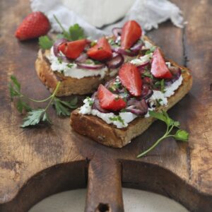 RICOTTA CON CIPOLLE ALL'ACETO BALSAMICO FRAGOLE E PREZZEMOLO - 1364