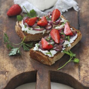 RICOTTA CON CIPOLLE ALL'ACETO BALSAMICO FRAGOLE E PREZZEMOLO - 1366