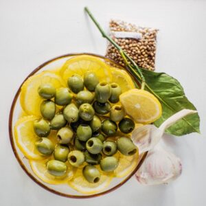 LMONI, OLIVE VERDI, SEMI DI CORIANDOLO, AGLIO