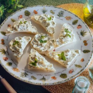 TARTINE ALLE ERBE E CAGLIATA