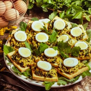 TARTINE  CON UOVA E INSALATA