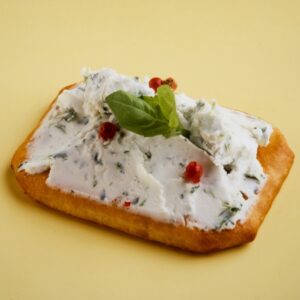 TARTINA DI CRACKER CON FORMAGGIO AL BASILICO - S23870