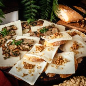 PANE CON FORMAGGIO FUSO AL PARMIGIANO CON NOCI E PINOLI O FUNGHI E PREZZEMOLO - GI31810