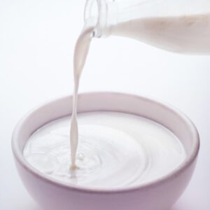 TAZZA E BOTTIGLIA DI LATTE