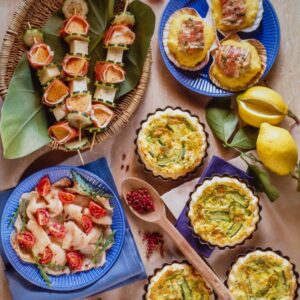 CARPACCIO DI SALMONE CON POMODORI, SPIEDINI PROSCIUTTO E MELONE  CON FORMAGGIO, TORTINI CON ZUCCHINE E FIORI DI ZUCCHINA, CAPESANTE CON POLENTA E PANCETTA - 6515