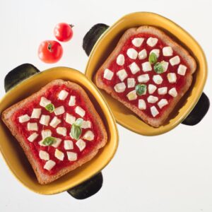 PANE CON POMODORO, MOZZARELLA E BASILICO - 0002