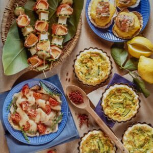 MENÙ CON SPIEDINI AL MELONE, CARPACCIO DI SALMONE, TORTINI SALATI ALLE ZUCCHINE, CAPESANTE CON PANCETTA E POLENTA - 6846