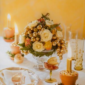 CENTROTAVOLA DECOR CON ROSE BIANCHE E UVA IN ORO - 6865