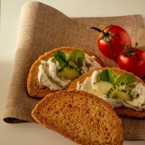 PANE TOSTATO CON FORMAGGIO CON CETRIOLI E LATTUGHINO - 6948
