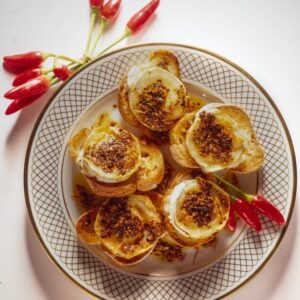 ANTIPASTO DI CROSTINI DI PANE CON CHEVRE PEPERONCINO E SPEZIE