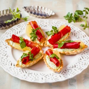 TARTELLETTE CON MOUSSE DI FORMAGGIO AL CRESCIONE CON BRESAOLA E POMPELMO - 7051