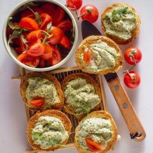 CROSTINI DI PANE CON FORMAGGIO ALLA RUCOLA E POMODORI - 7061