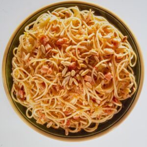 SPAGHETTI CON INDIVIA BELGA, PANCETTA E PINOLI