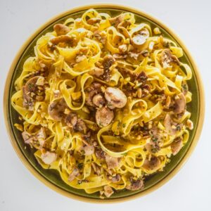 TAGLIATELLE CON CHAMPIGNONS E PREZZEMOLO