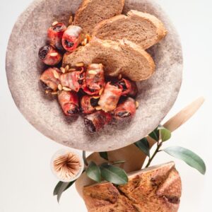 ANTIPASTO DI INVOLTINI DI PANCETTA, PRUGNE SECCHE E PINOLI - 7249