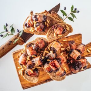 ANTIPASTO DI INVOLTINI DI PANCETTA, PRUGNE SECCHE E PINOLI - 7251