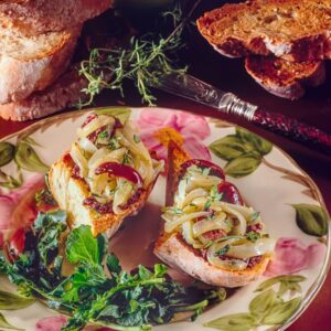 BRUSCHETTA CON PATÉ DI OLIVE NERE, CIPOLLE BIANCHE, TIMO, CIME DI RAPE - 7253