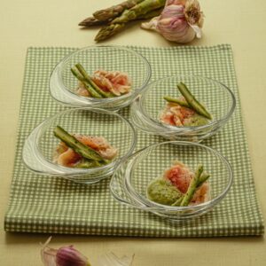 COPPETTE CON PESCE CRUDO SALSA E ASPARAGI