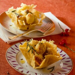 CONCHIGLIE DI PARMIGIANO CON PERLE DI MOZZARELLA E PROSCIUTTO COTTO IN PASTELLA