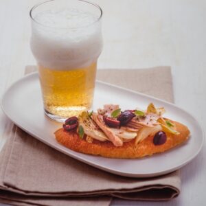 PANE TOSTATO CON CIPOLLE BIANCHE, TONNO, OLIVE NERE