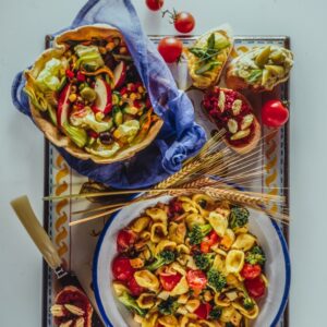 ORECCHIETTE CON POMODORINI E BROCCOLI, INSALATA CON MELE OLIVE E MAIS, TARTINE - 7306