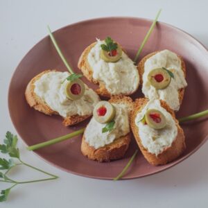 CROSTINI CON QUARK E OLIVE FARCITE
