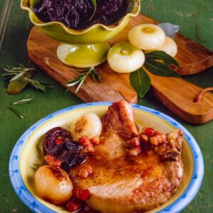 COSTATA DI MAIALE CON CIPOLLE BORRETANE E PRUGNE