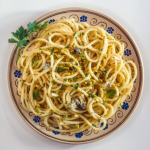 BUCATINI CON ACCIUGHE, MENTA E PISTACCHI