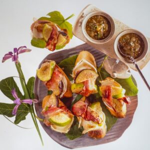 TARTINA CON FICHI, BACON E CHEVRE