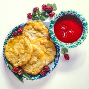 FRITTELLE DI ANANAS CON MANDORLE E SALSA DI FRAGOLE E MORE - 8504
