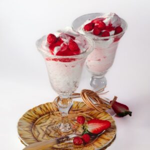 COPPE DI GELATO ALLA FRAGOLA E PANNA - 9375