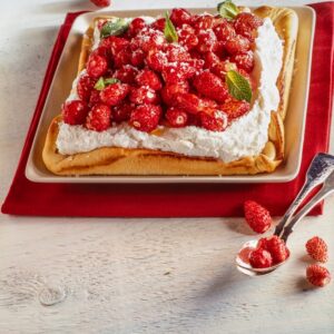 FOCACCIA DOLCE CON PANNA, FRAGOLINE DI BOSCO E COCCO - 9528