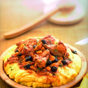 POLENTA CON CONIGLIO POMODORO PATATE E OLIVE - 9555