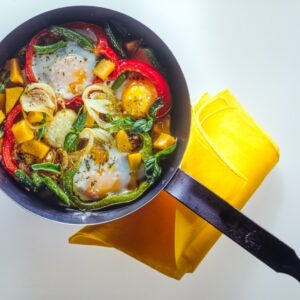 UOVA IN PADELLA CON PEPERONI ZUCCA E CIPOLLA