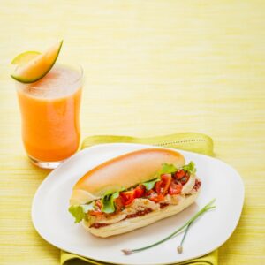 PANINO CON PUREA DI CECI POMODORI INSALATA - 9682