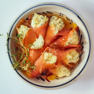 CONI DI SALMONE CON CAVOLFIORE ARANCE TIMO IN GELATINA - 9759