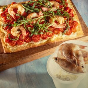 PIZZA CON RICOTTA GAMBERONI POMODORI E RUCOLA - 9769