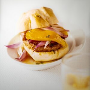 PANINO CON HAMBURGER CIPOLLE ROSSE E PEPERONI - 9772