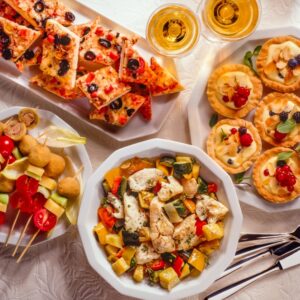 BUFFET PIZZA CON PANCETTA OLIVE E TARTELETTE FRUTTI DI BOSCO E SPIEDINI CON POLPETTE E RATATOUILLE POLLO - 9860