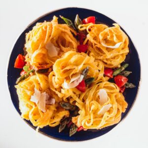 NIDI DI TAGLIATELLE CON UOVA PANGRATTATO ASPARAGI E POMODORINI - 1826