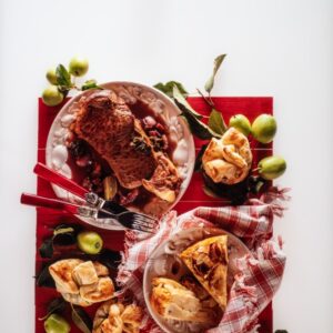 TAVOLATA - TORTA ALLE MELE E MANDORLE, MELE AL CARTOCCIO, MANZO RIPIENO SEDANO, MELE AL VINO ROSSO - 3039