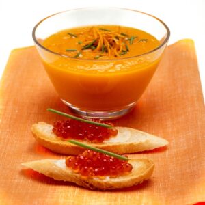 ANTIPASTO TARTINE CON UOVA DI SALMONE, CREMA DUI ARANCE E PAPAYA