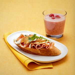 TARTINA CON PROSCIUTTO CRUDO MOZZARELLA PESCHE E RUCOLA - 3077