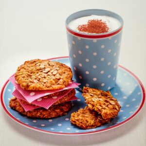 PICCOLI DOLCI ECONOMICI - BISCOTTI CON FIOCCHI DI ORZO CON LATTE MACCHIATO  CON PANNA E CACAO - 3122