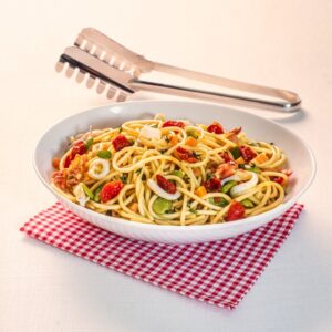 SPAGHETTI CON PANCETTA, CALAMARI, POMODORI FAVE E PEPERONCINO - 3170