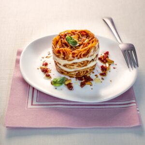 SFORMATINO DI SPAGHETTI SALTATI CON POMODORI SECCHI PINOLI MOZZARELLA E BASILICO - 3176