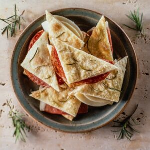 TRAMEZZINI DI FOCACCIA AL SALAME E FORMAGGIO - 4490