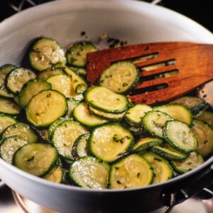 ZUCCHINE IN PADELLA (STEP 3)